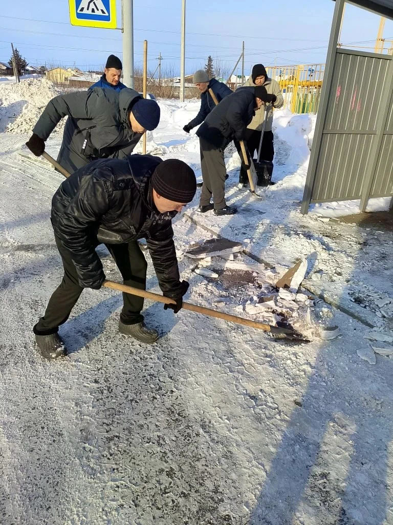ВОЛОНТЁРЫ ИЗ ЧИСЛА ПРОЖИВАЮЩИХ В КУРТАМЫШСКОМ ПНИ УБРАЛИ ГОЛОЛЁД С ОСТАНОВОК В КУРТАМЫШЕ